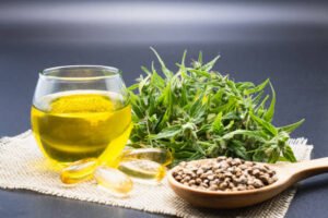 Concept de cannabis médical : l'huile de chanvre CBD, les graines, les feuilles et les comprimés extraits du cannabis naturel