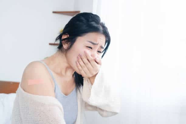Une femme asiatique ayant une sensation de nausée et du vomissement